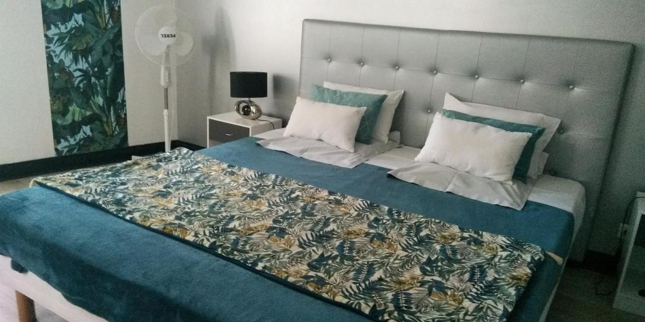 Madelon IV Bed & Breakfast Belves Exterior photo
